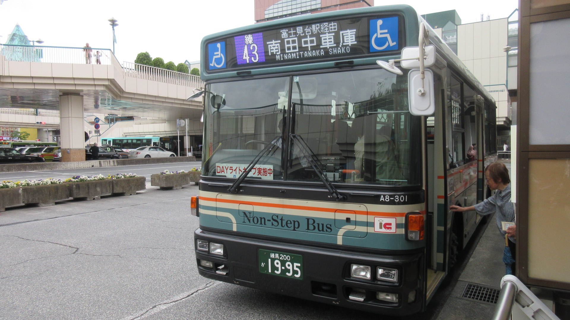 西武バス A8 301